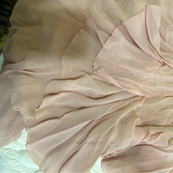Torn and needs attention Elegant Pink Ruffled Dress. Vintage. - Picture 4 of 8